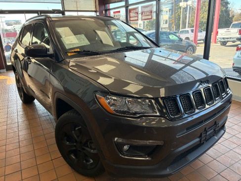 Used 2018 Jeep Compass Latitude w/ Popular Equipment Group AWD/4WD image 1