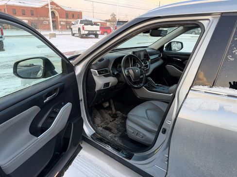 Used 2021 Toyota Highlander XLE image 2