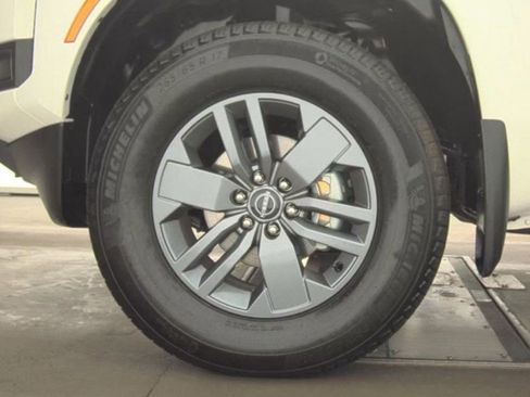 Used 2025 Nissan Frontier SV image 23