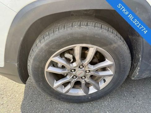 Used 2024 GMC Terrain SLT image 3