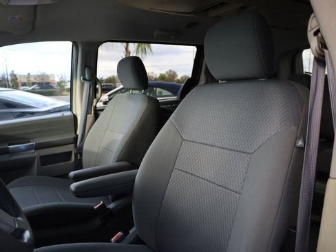 Used 2008 Chrysler Town & Country Touring image 8