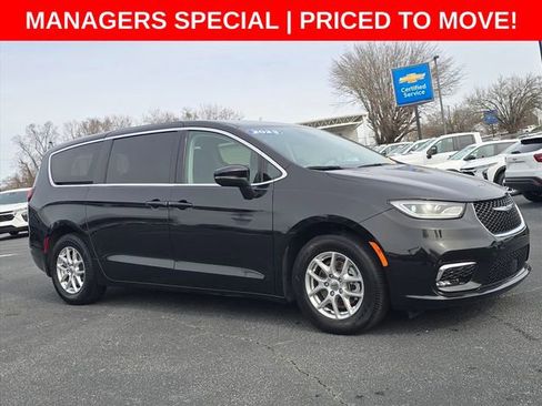 Used 2023 Chrysler Pacifica Touring-L image 2