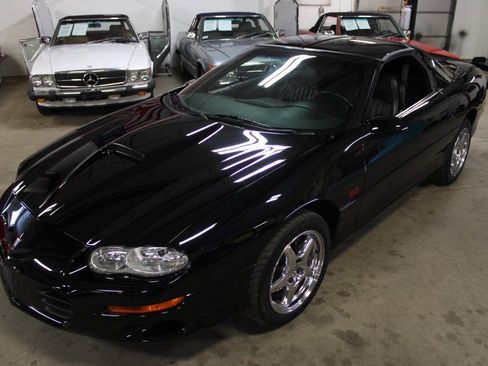 Used 2000 Chevrolet Camaro Z28 w/ SS Performance/Appearance Pkg image 17