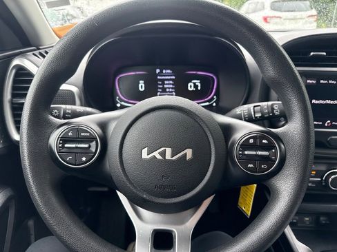 Used 2023 Kia Soul LX w/ LX Technology Package FWD image 4
