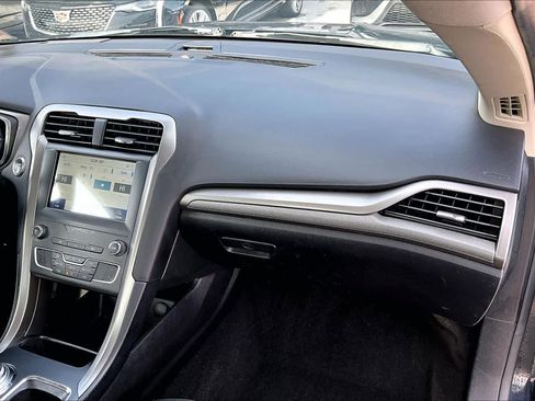 Used 2020 Ford Fusion SE image 19