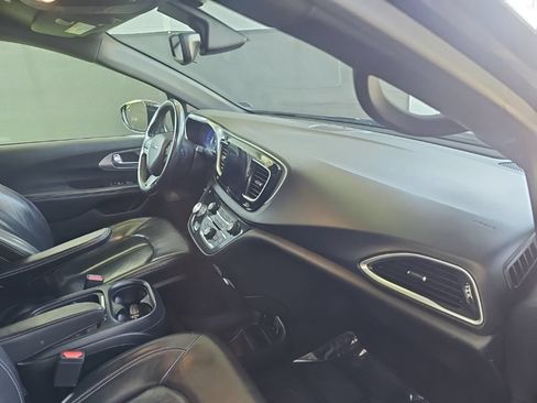 Used 2018 Chrysler Pacifica Touring-L w/ Premium Audio Group FWD image 37