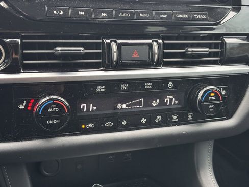 Used 2024 Nissan Pathfinder SL image 8