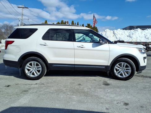 Used 2018 Ford Explorer XLT w/ Equipment Group 202A image 8