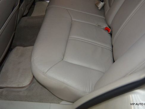 Used 2010 Lincoln Town Car Signature Limited image 27