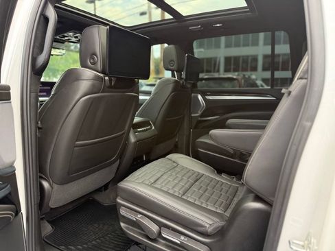 Used 2025 Cadillac Escalade ESV Sport Platinum w/ LPO, ONYX Package AWD/4WD image 17