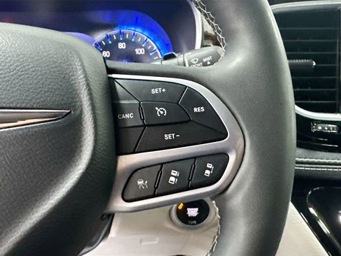Used 2023 Chrysler Pacifica Limited image 9