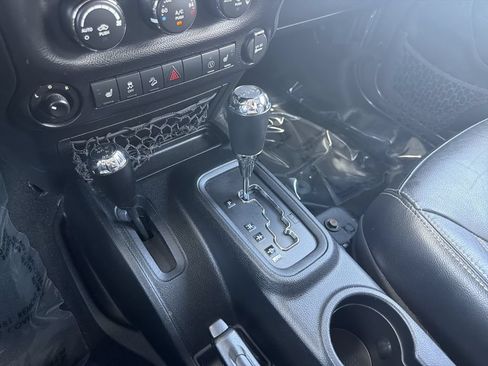 Used 2016 Jeep Wrangler Unlimited Sahara w/ Connectivity Group AWD/4WD image 26