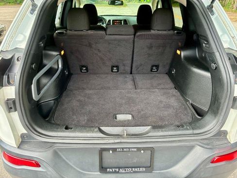 Used 2017 Jeep Cherokee Latitude FWD image 8