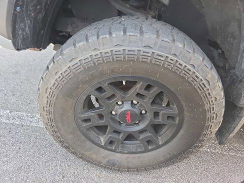 Used 2019 Toyota Tacoma TRD Off-Road AWD/4WD image 9