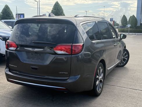 Used 2017 Chrysler Pacifica Limited FWD image 5