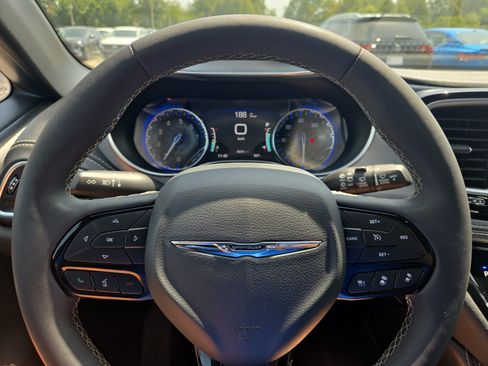 Certified 2025 Chrysler Pacifica Limited FWD image 11