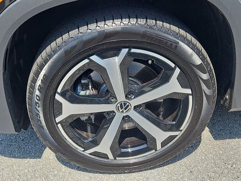 Certified 2025 Volkswagen Tiguan SE AWD/4WD image 5