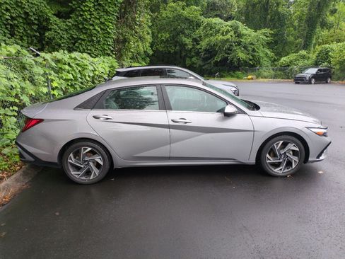 Used 2024 Hyundai Elantra Limited FWD image 4