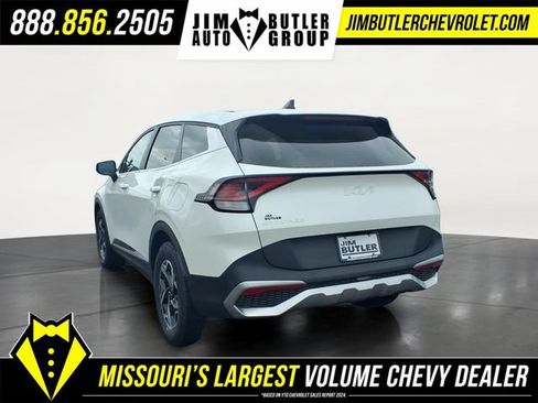 Used 2023 Kia Sportage LX FWD image 2