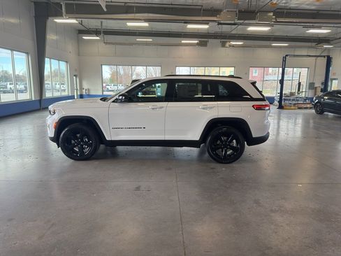 New 2025 Jeep Grand Cherokee Altitude AWD/4WD image 2