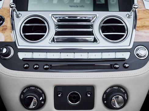 Used 2017 Rolls-Royce Dawn image 62