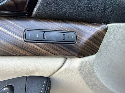 Used 2016 Nissan Maxima Platinum w/ Interior Lighting Package FWD image 4