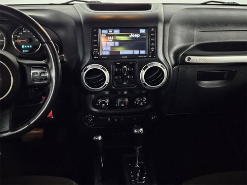 Used 2015 Jeep Wrangler Unlimited Sahara image 10