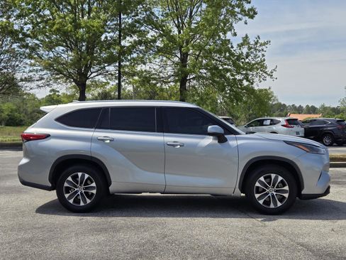 Used 2021 Toyota Highlander XLE FWD image 6