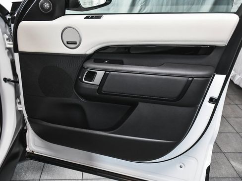 Used 2025 Land Rover Discovery S image 16