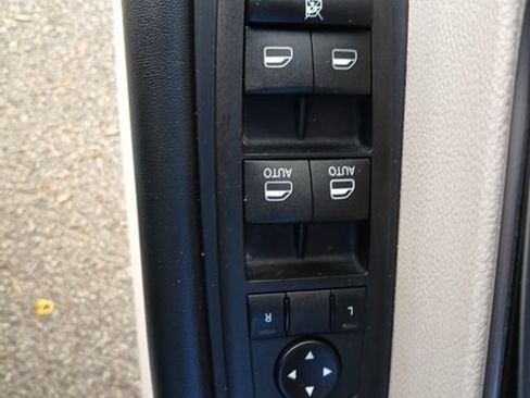 Used 2023 Chrysler Pacifica Touring-L image 48