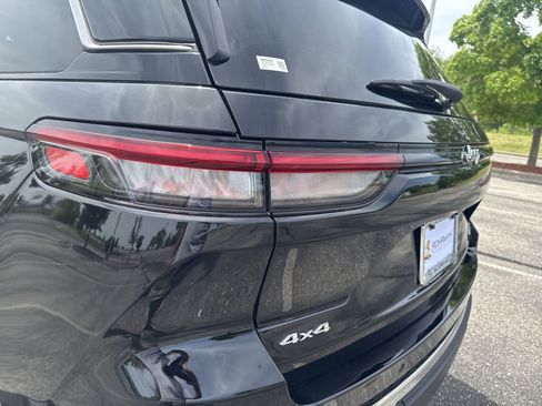 Used 2023 Jeep Grand Cherokee Laredo AWD/4WD image 27