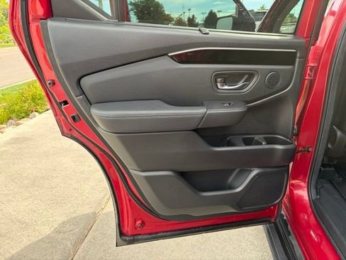 Used 2025 Honda Pilot Touring image 16