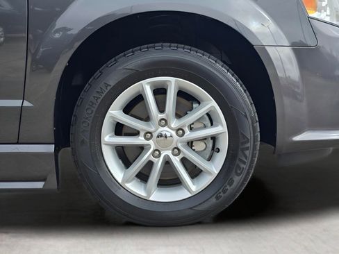 Used 2020 Dodge Grand Caravan SXT image 33