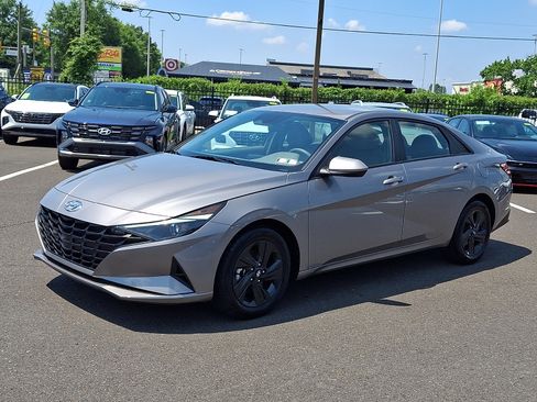 Certified 2023 Hyundai Elantra SEL w/ Preferred Accessory Package FWD image 3