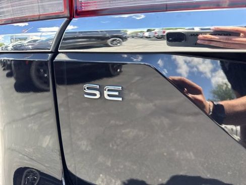 Used 2024 Volkswagen Atlas SE AWD/4WD image 11