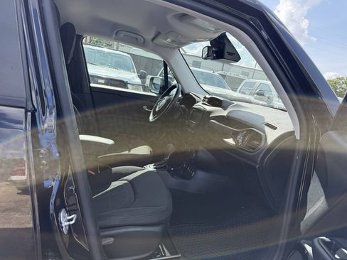 Used 2016 Jeep Renegade Latitude AWD/4WD image 10