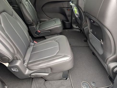 New 2026 Chrysler Pacifica Select image 30