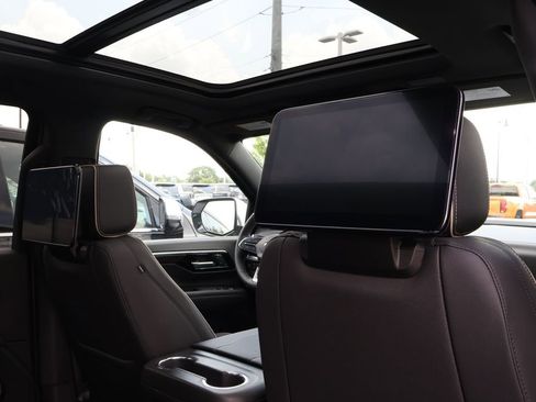 New 2025 Chevrolet Suburban Premier image 38