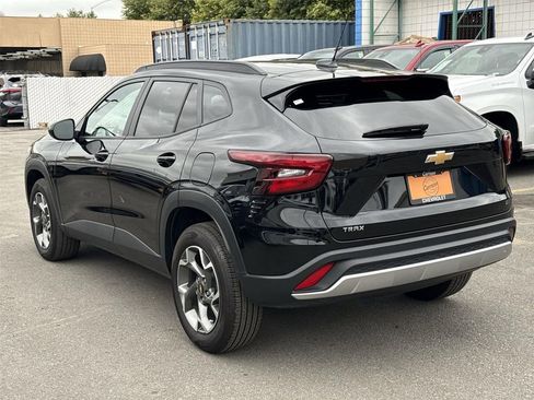 Used 2025 Chevrolet Trax LT FWD image 5