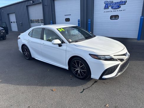 Used 2024 Toyota Camry SE image 1
