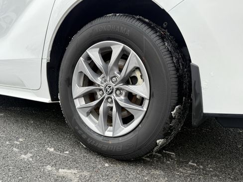 Used 2025 Toyota Sienna LE image 11