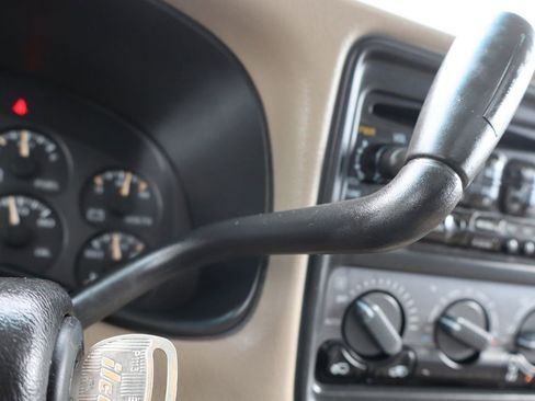 Used 2002 Chevrolet Suburban 2500 LT image 34