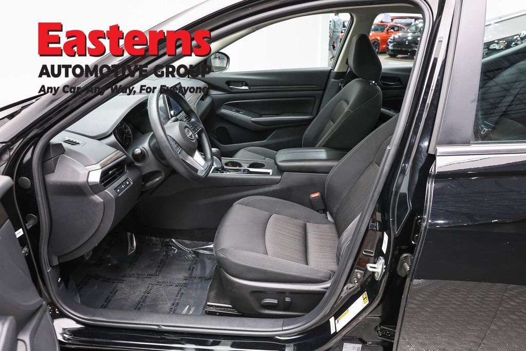Used 2025 Nissan Altima 2.5 SV FWD image 15