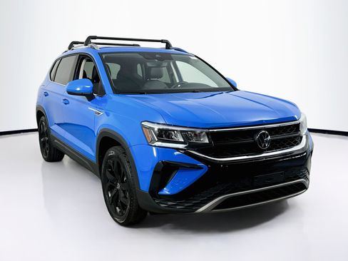 Used 2022 Volkswagen Taos SE w/ Panoramic Sunroof Package AWD/4WD image 3
