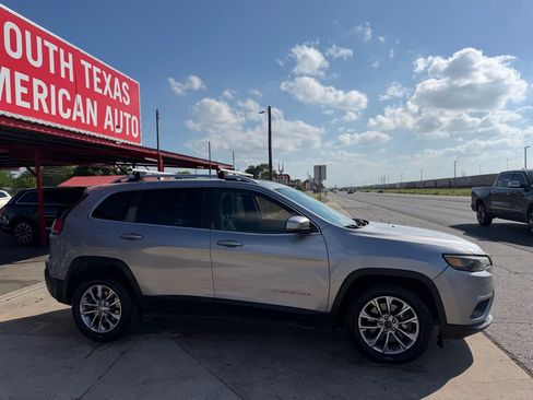 Used 2019 Jeep Cherokee Latitude Plus w/ Comfort/Convenience Group FWD image 17