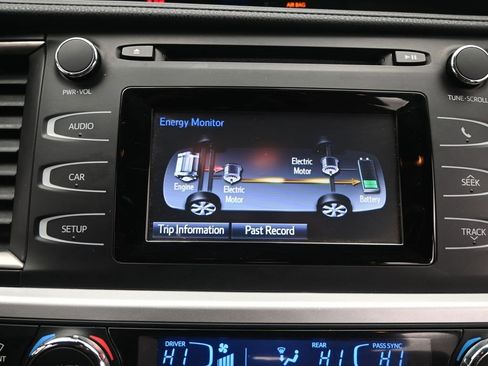 Used 2018 Toyota Highlander LE image 32