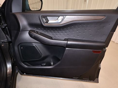 Certified 2020 Ford Escape Titanium w/ Titanium Premium Package 2.0 AWD/4WD image 20