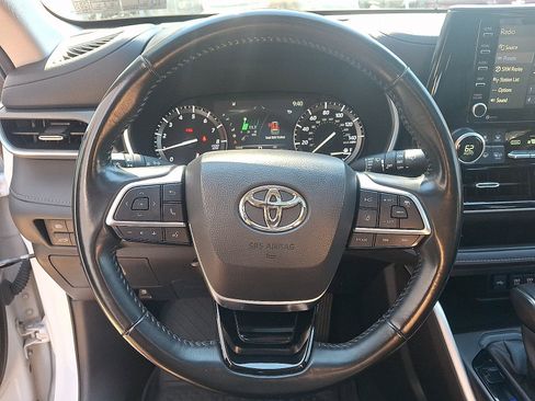 Used 2021 Toyota Highlander XLE AWD/4WD image 19