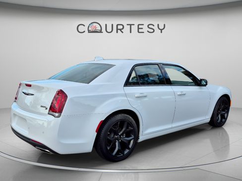 Used 2023 Chrysler 300 S RWD image 5