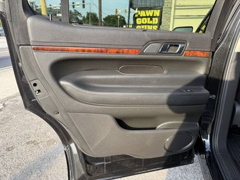 Used 2013 Lincoln MKT AWD image 19